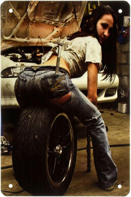 Девушка Из Гаража, Сидящая На Шине / Garage Girl Sitting On Tire (ms-003096) Металлическая табличка - 20x30см