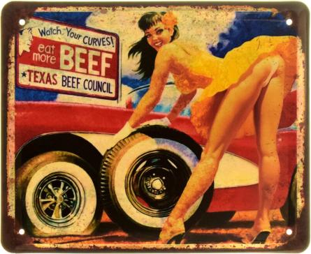 Следите За Своими Изгибами! Ешьте Больше Говядины! Техасский Совет По Мясу / Watch Your Curves! Eat More Beef! Texas Beef Council (Pin Up) (ms-103946) Металлическая табличка - 18x22см