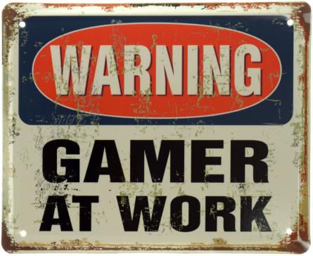 Осторожно! Работает Геймер / Warning! Gamer At Work (ms-001044) Металлическая табличка - 18x22см